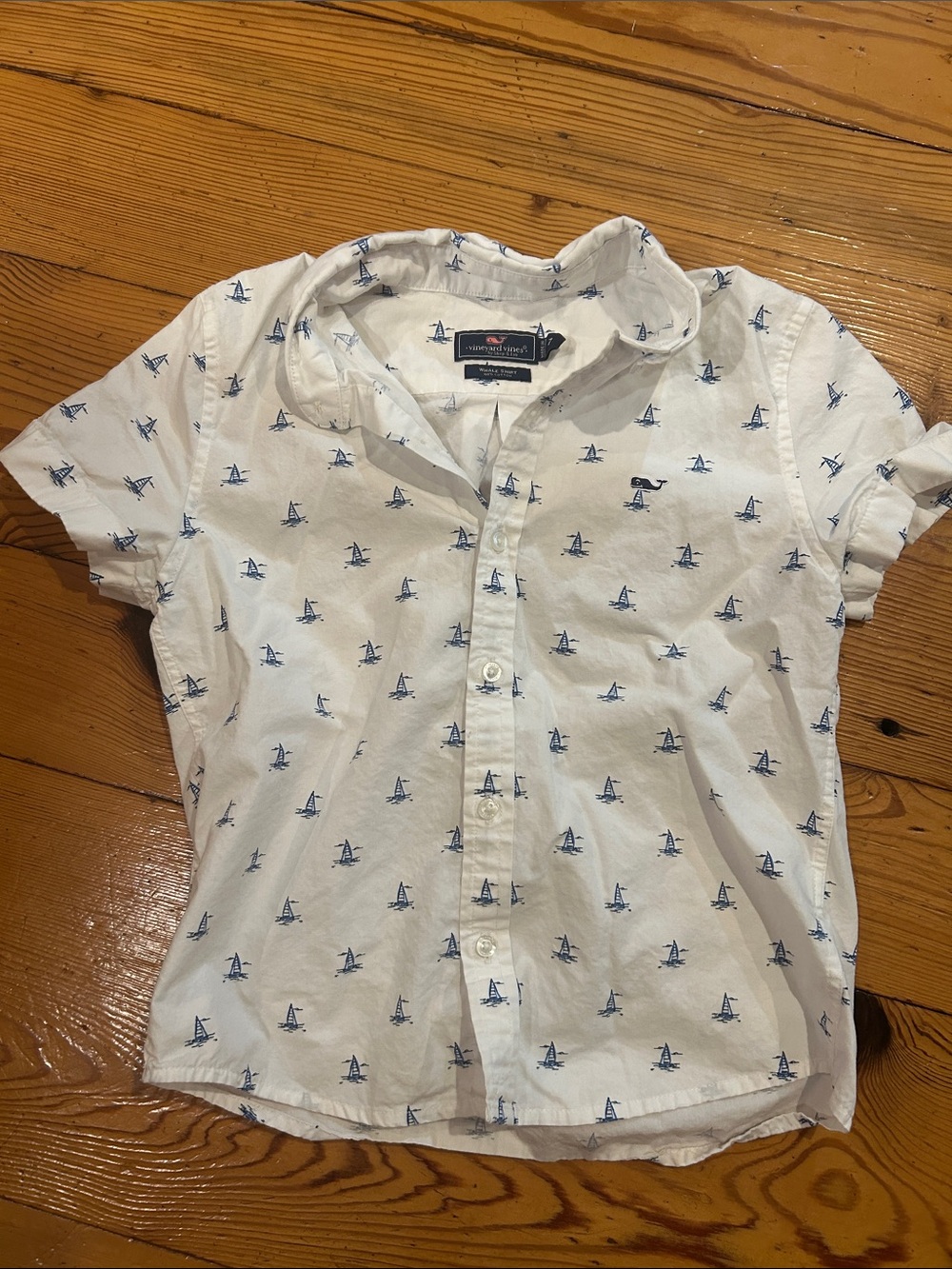 Vineyard Vines White Short-Sleeve Button-Down with Blue Sailboat Print